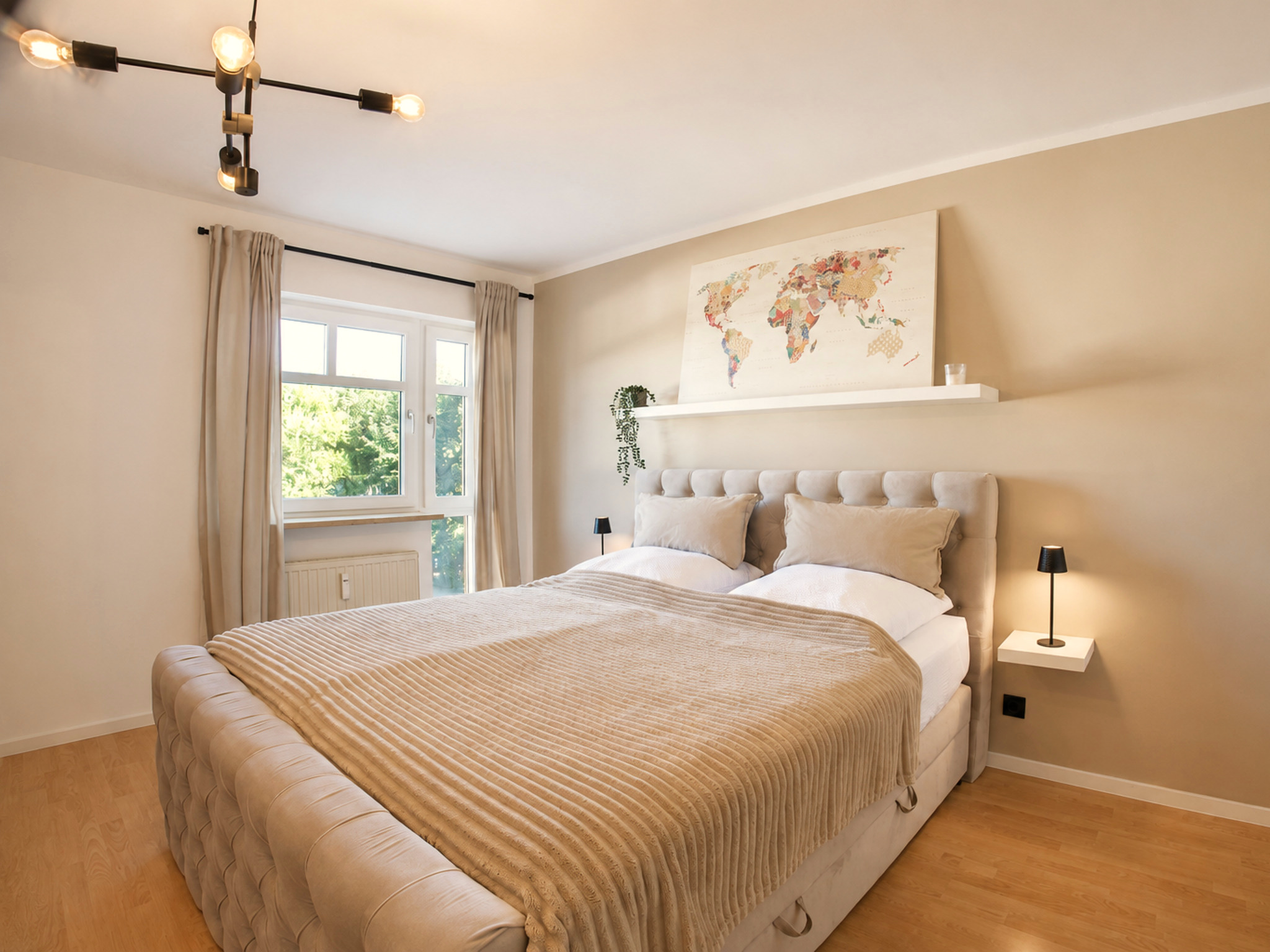 Großzügiges Masterbedroom der Ferienwohnung mit Tiefgarage und Balkon